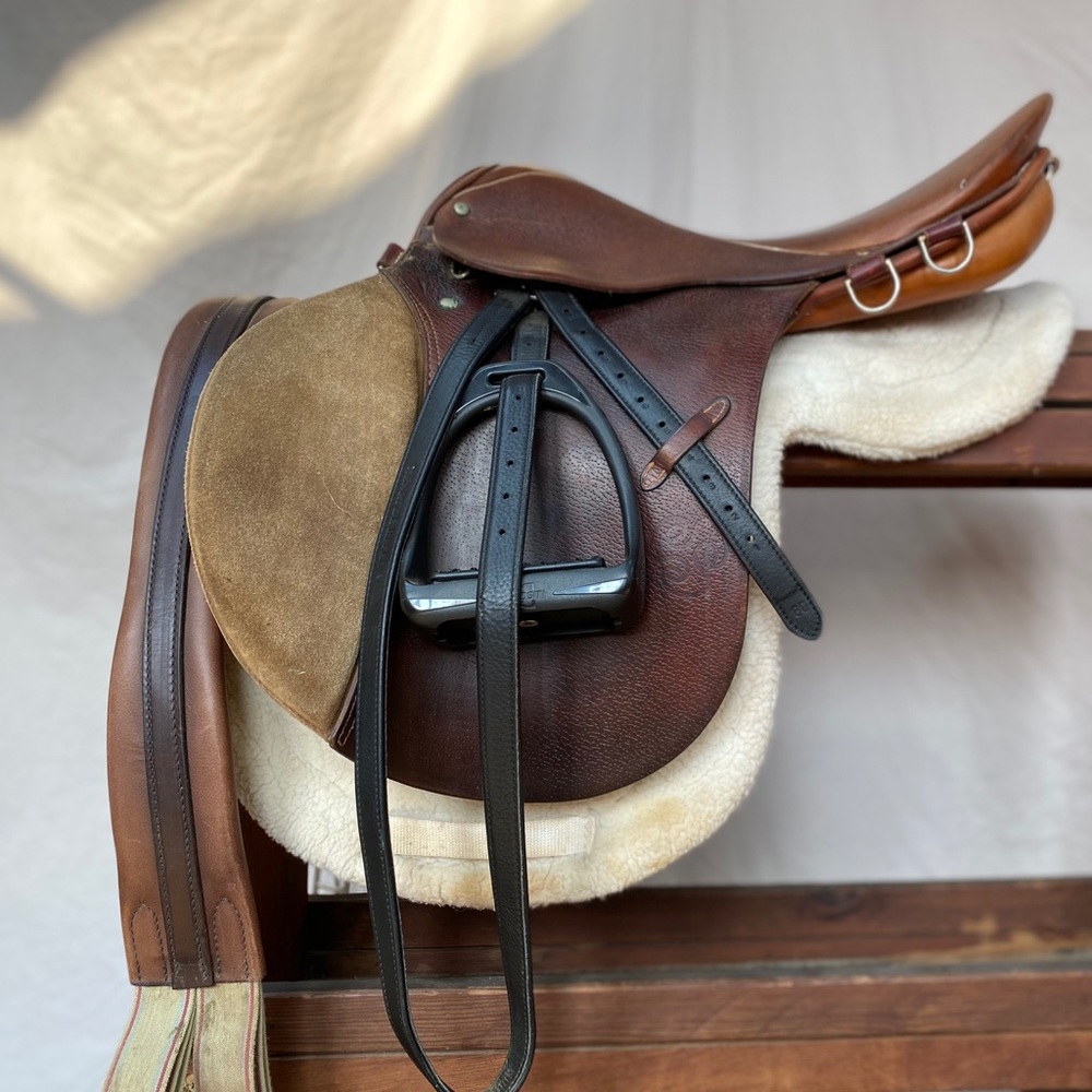 English jumping saddle